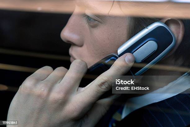 Empresário Falando No Telefone Durante A Condução Célula - Fotografias de stock e mais imagens de A usar um telefone