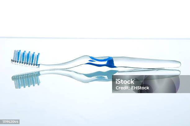 Прозрачные Пластиковые Зубная Щетка На Светоотражающие Поверхности — стоковые фотографии и другие картинки Зубная щётка