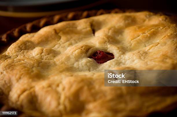 Casa Hecha Tarta De Cerezas Primer Plano Foto de stock y más banco de imágenes de Al horno - Al horno, Alimento, Color - Tipo de imagen