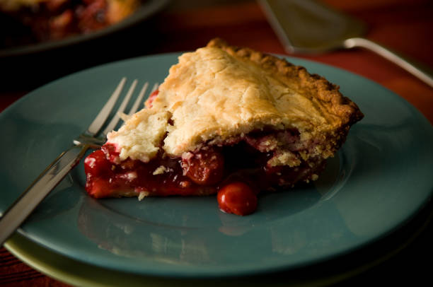 fatia de torta de cereja com garfo na placa azul - pie pastry crust cherry pie cherry imagens e fotografias de stock