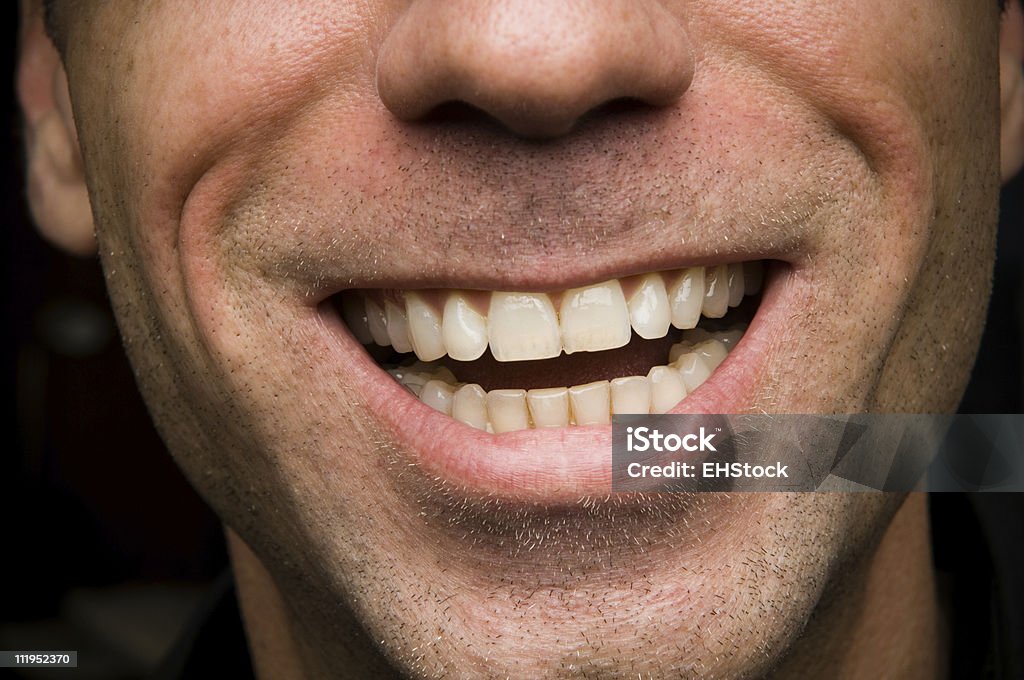 Primer plano de un hombre sonriente con barba - Foto de stock de Hombres libre de derechos