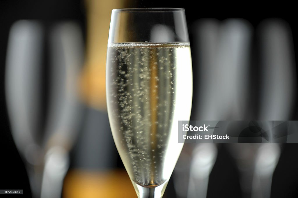 Flûte à champagne et de la bouteille sur noir - Photo de Alcool libre de droits