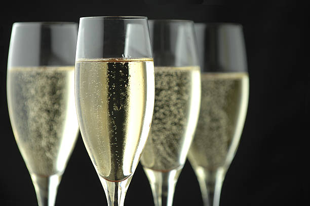flautas de champán en negro - champagne champagne flute cocktail jubilee fotografías e imágenes de stock
