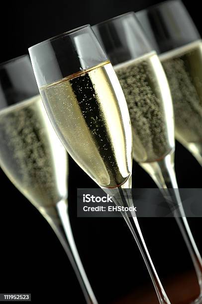 Photo libre de droit de Flûtes De Champagne Sur Noir banque d'images et plus d'images libres de droit de Alcool - Alcool, Aliments et boissons, Bulle