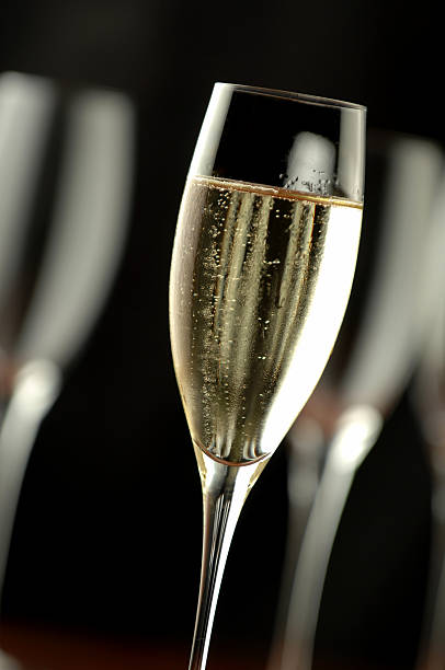 flute de champanhe no preto - champagne champagne flute cocktail jubilee imagens e fotografias de stock