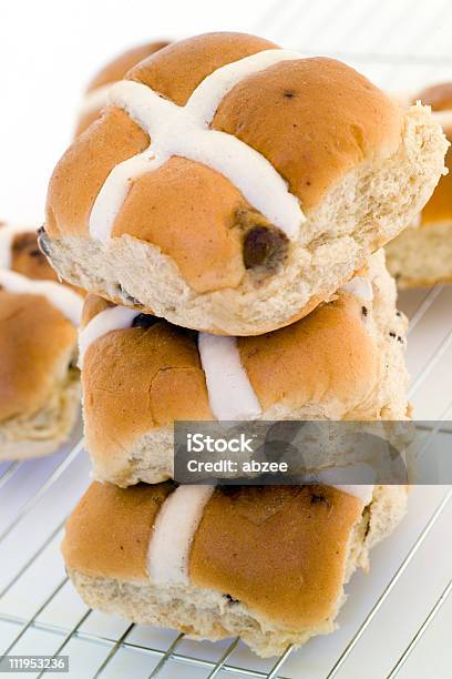 Osternkreuz Brötchen Auf Einem Kühlrost Stockfoto und mehr Bilder von Britische Kultur - Britische Kultur, Brotsorte, Brötchen