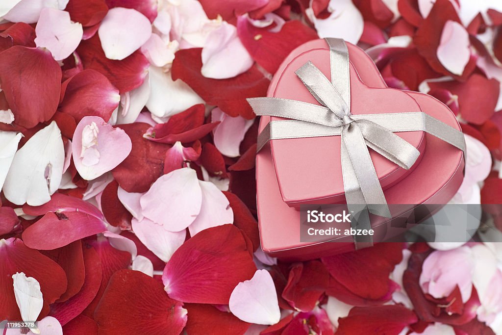 Herzförmigen Boxen auf rose petals - Lizenzfrei Band Stock-Foto