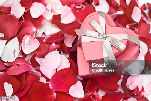 Herzförmigen Boxen Auf Rose Petals Stockfoto und mehr Bilder von Band - Band, Bildhintergrund, Blume