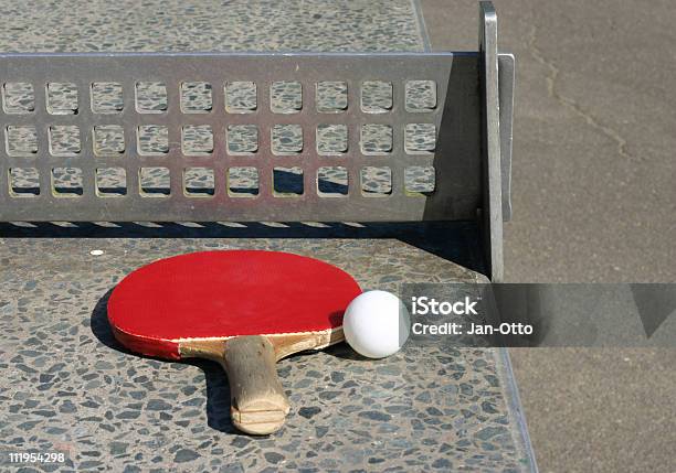 Tischtennisschläger Auf Die Stony Oberfläche Stockfoto und mehr Bilder von Aktivitäten und Sport - Aktivitäten und Sport, Eisen, Farbbild