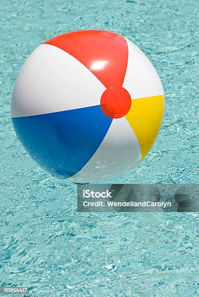 Photo libre de droit de Ballon De Plage De La Piscine Détente banque d'images et plus d'images libres de droit de Balle ou ballon - Balle ou ballon, Ballon de plage, Couleur vive