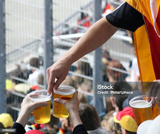 Se Sirve Cerveza Foto de stock y más banco de imágenes de Adulto joven - Adulto joven, Aficionado, Agarrar