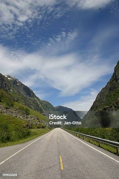 Norweska Road - zdjęcia stockowe i więcej obrazów Asfalt - Asfalt, Bez ludzi, Chmura