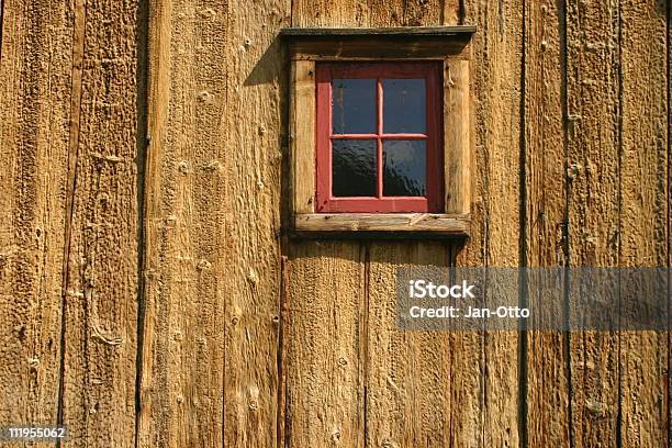 Alte Fenster Auf Einem Holzhaus Stockfoto und mehr Bilder von Alt - Alt, Altertümlich, Antiquität