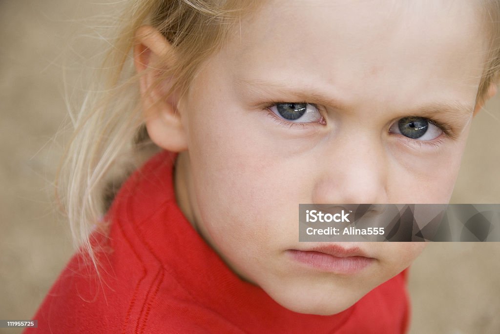 Gros plan d'une sérieuse petite fille blonde le visage - Photo de 4-5 ans libre de droits