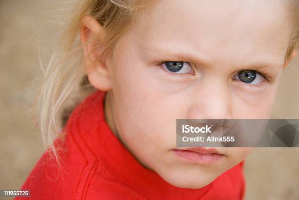 Plano Aproximado De Uma Grave Pequena Menina De Loiro Da Face - Fotografias de stock e mais imagens de 4-5 Anos