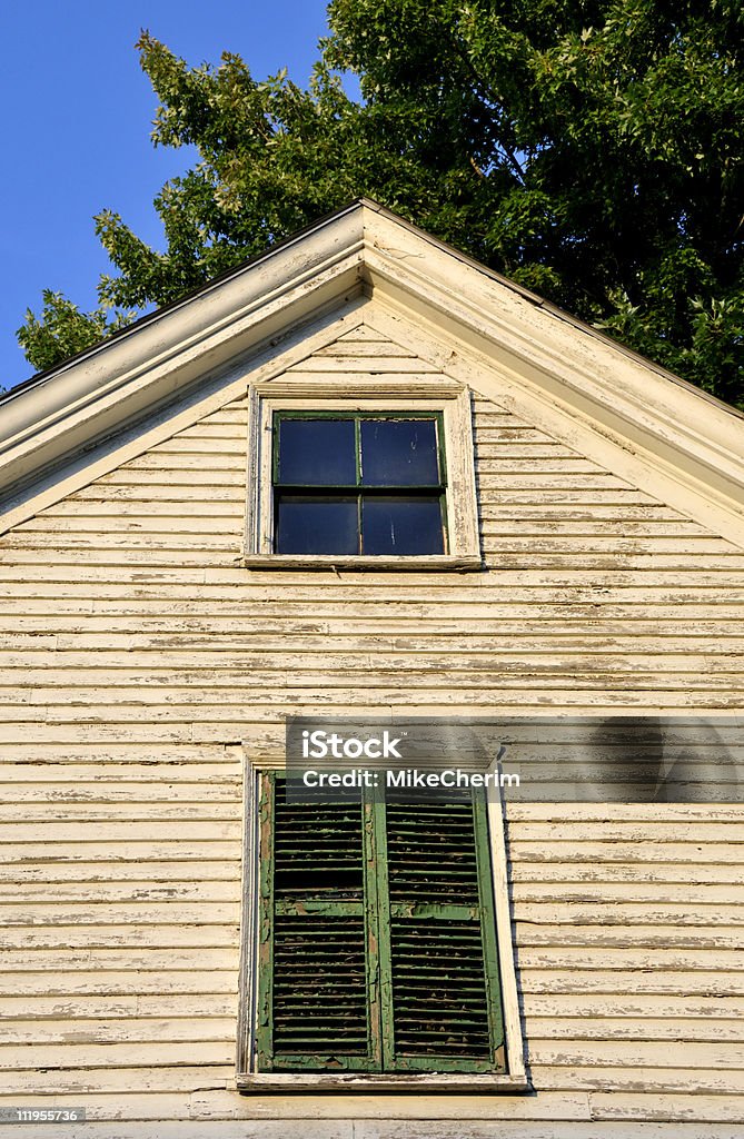 Un peeling dilapidée de maison verte avec volets et la peinture. - Photo de Délabré libre de droits