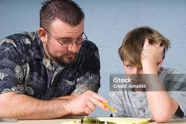 Foto de Professor Ajudar Aluno Com A Lição De Casa e mais fotos de stock de 10-11 Anos - 10-11 Anos, 8-9 Anos, Adulto