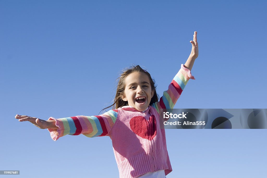 Süßes kleines Mädchen fliegen in den blauen Himmel - Lizenzfrei 8-9 Jahre Stock-Foto