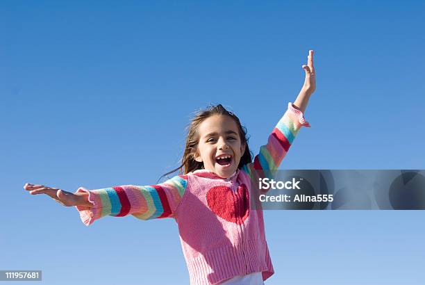 Süßes Kleines Mädchen Fliegen In Den Blauen Himmel Stockfoto und mehr Bilder von 8-9 Jahre - 8-9 Jahre, Arme hoch, Blau
