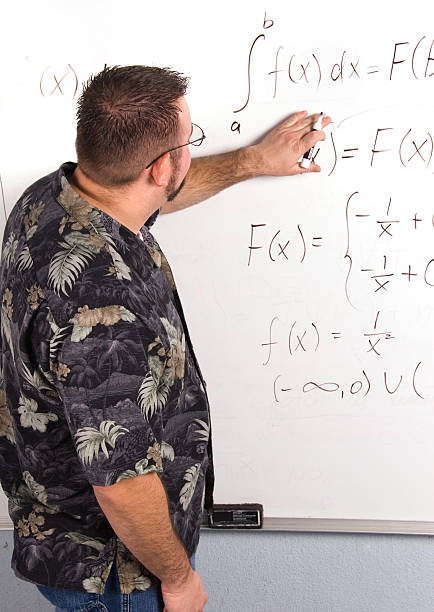 professor explaning mathematik gleichung auf dem whiteboard - confusion mathematics student mathematical symbol stock-fotos und bilder