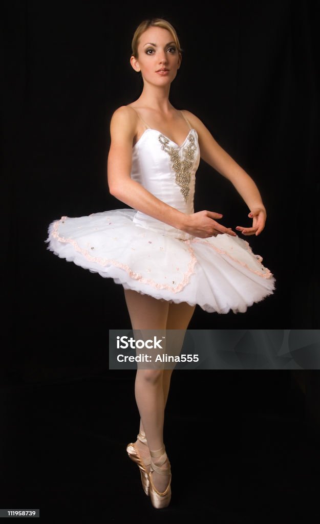 Ballerine dans une posture de danse sur fond noir - Photo de Adulte libre de droits