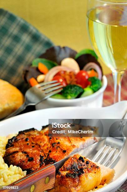 Chuletas De Cerdo A La Parrilla Y Un Vino Foto de stock y más banco de imágenes de A la Parrilla - A la Parrilla, Alimento, Alimentos cocinados