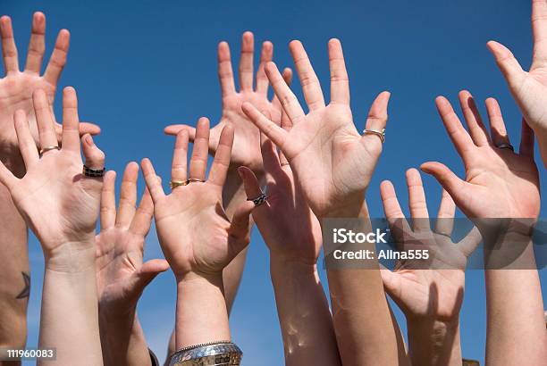 多くの手の上昇 Aganst ブルースカイ拡張 - 祈るのストックフォトや画像を多数ご用意 - 祈る, 手を挙げる, 人間の手