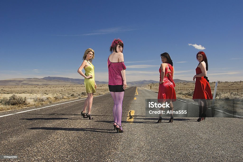 Quattro fiducioso giovane donna in piedi al centro della strada - Foto stock royalty-free di Attitudine