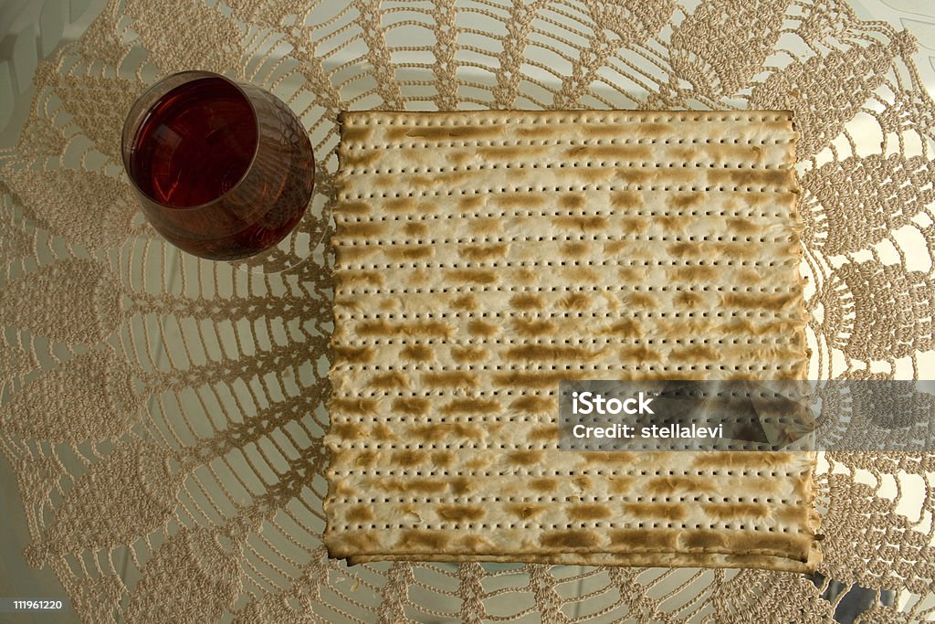 matzo e vinhos - Foto de stock de Comemoração - Conceito royalty-free