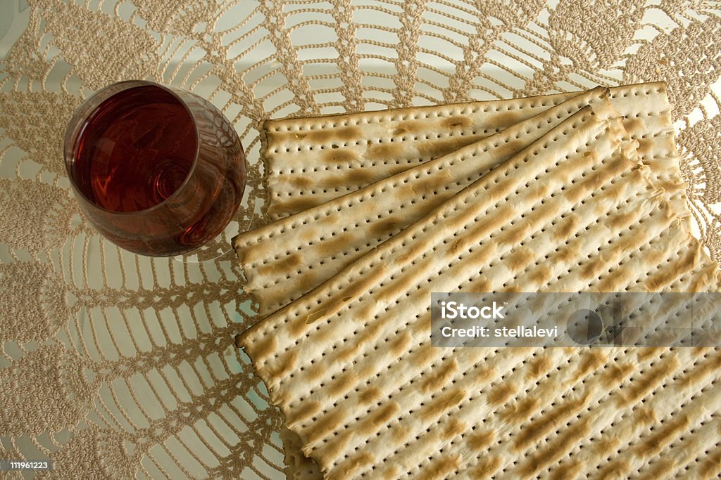 Matzo e vinhos - Foto de stock de Páscoa judaica royalty-free