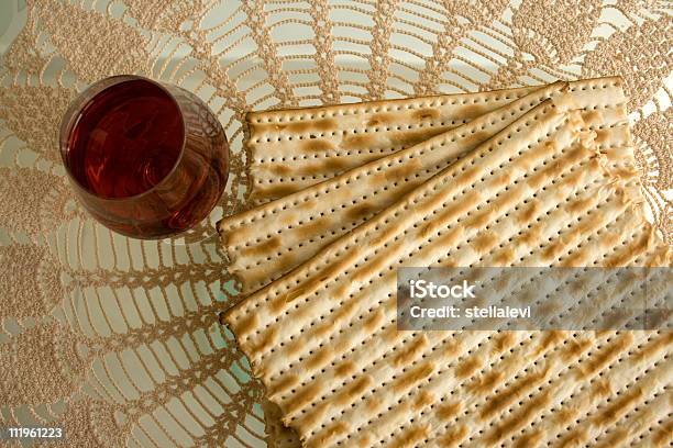 Foto de Matzo E Vinhos e mais fotos de stock de Páscoa judaica - Páscoa judaica, Comemoração - Conceito, Comida