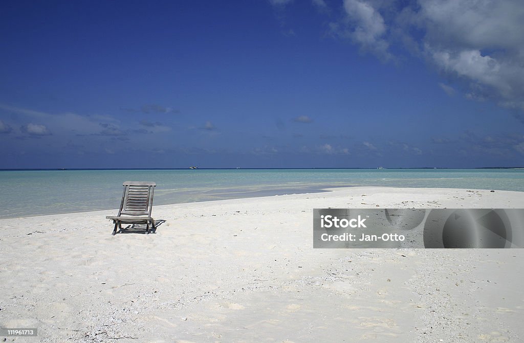 Weiße Strand mit Stuhl - Lizenzfrei Beleuchtet Stock-Foto