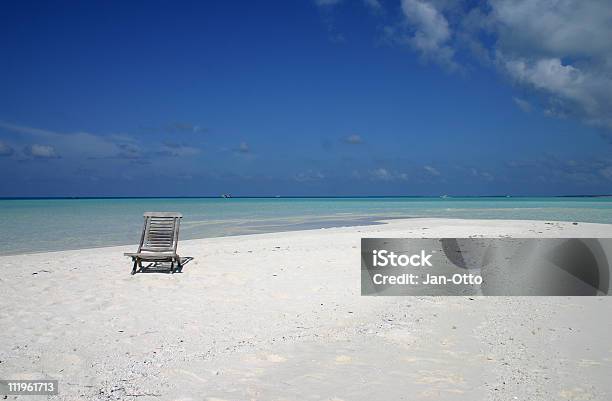 Weiße Strand Mit Stuhl Stockfoto und mehr Bilder von Beleuchtet - Beleuchtet, Bildhintergrund, Brandung