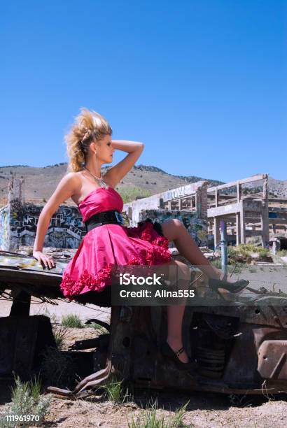 Joven Mujer Rubia En Vestido Rosa Sentado En Coche Quedado Foto de stock y más banco de imágenes de 18-19 años