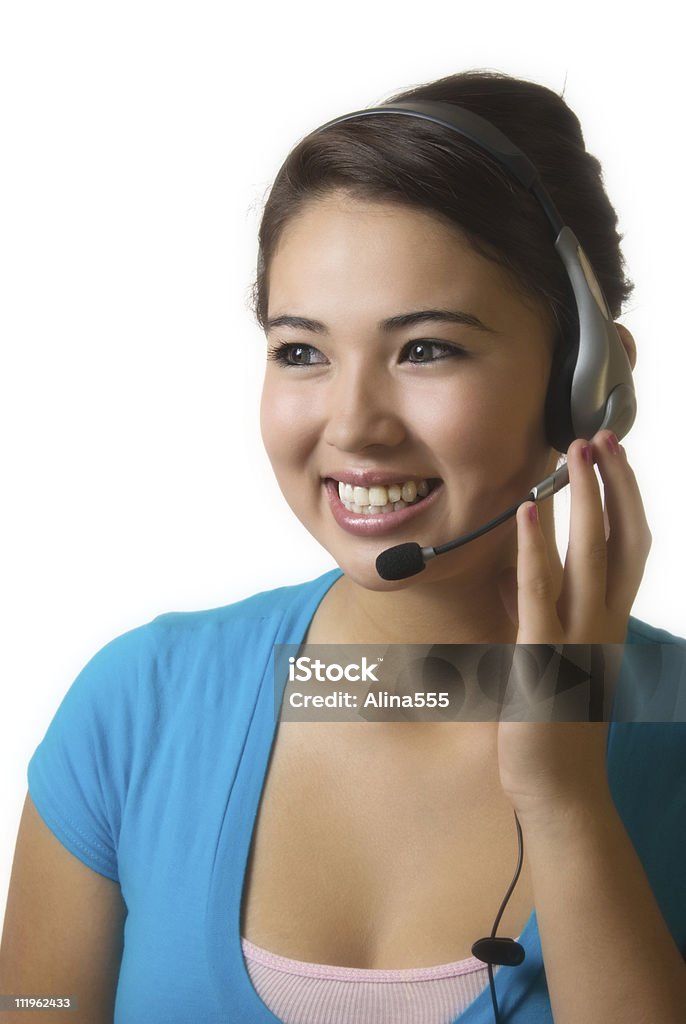 Recepcionista Sonriente joven bi racial mujer con auriculares en blanco - Foto de stock de 16-17 años libre de derechos