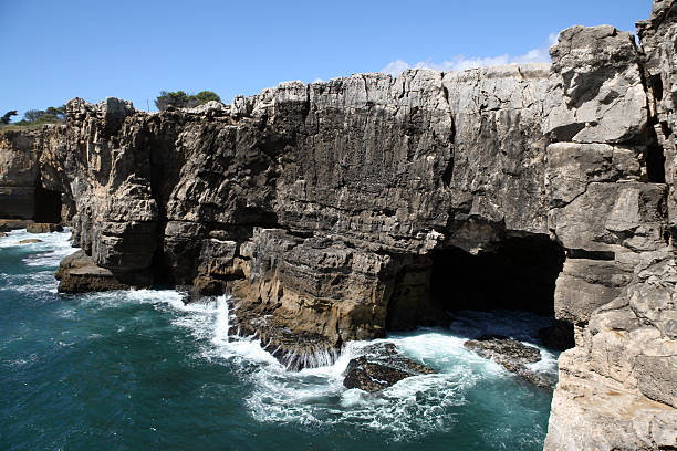 istock cliff with grotto near Lisbon 111962760