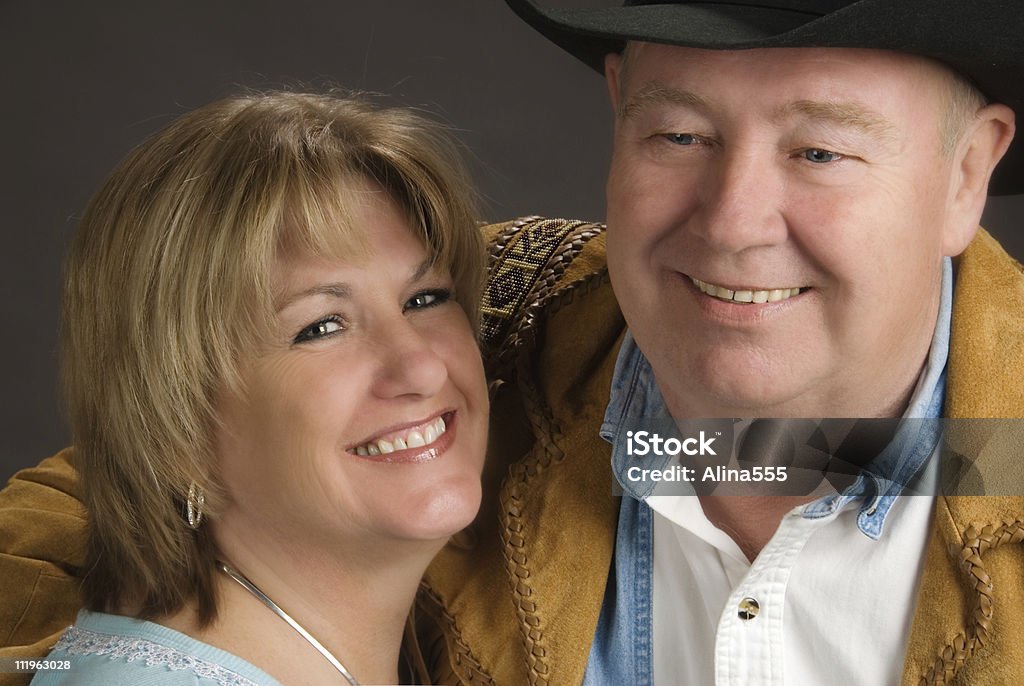 Портрет Счастливая Пара среднего возраста - Стоковые фото 50-54 года роялти-фри