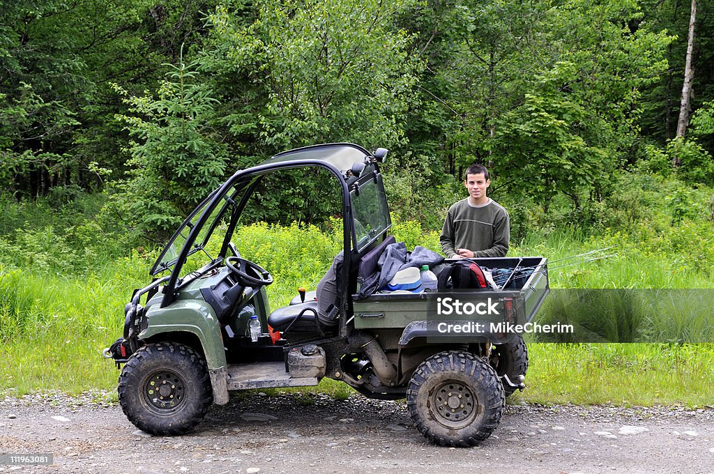 Молодой человек стоя на четыре wheeler - Стоковые фото Внедорожник роялти-фри