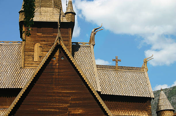 iglesia de madera que noruega - lom church stavkirke norway fotografías e imágenes de stock