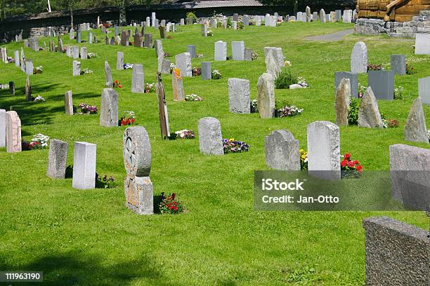 Friedhof Stockfoto und mehr Bilder von Alt - Alt, Alterungsprozess, Baum