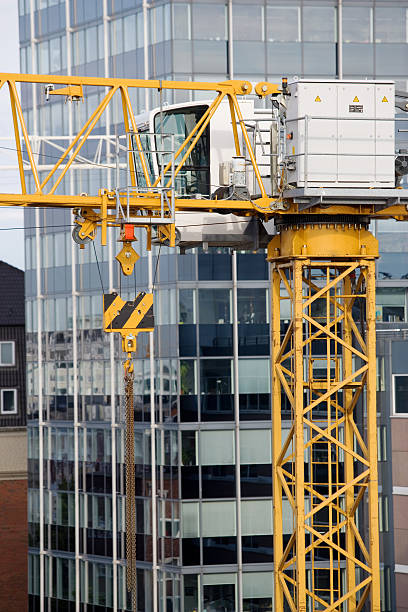 grúa de la construcción en un sitio de - schwerindustrie fotografías e imágenes de stock