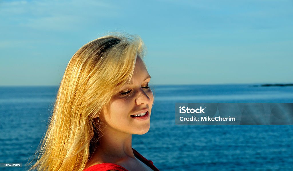 Frau genießt perfekte Morgen am Strand - Lizenzfrei 20-24 Jahre Stock-Foto