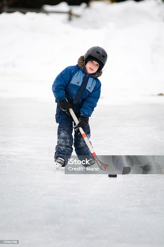 Ragazzo giocando hockey su ghiaccio - Foto stock royalty-free di Ambientazione esterna