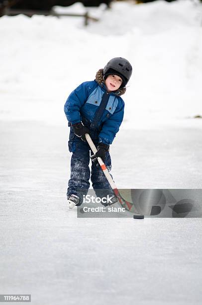 Ragazzo Giocando Hockey Su Ghiaccio - Fotografie stock e altre immagini di Ambientazione esterna - Ambientazione esterna, Bambino, Attività