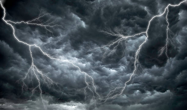 nuvens de chuva escura, zimbabué e raios - tempestade imagens e fotografias de stock