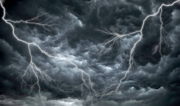 dark, ominous rain clouds and lightning - 暴風雨 個照片及圖片檔