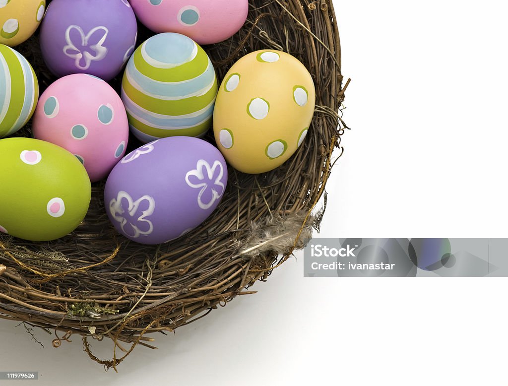 Huevos de Pascua en un nido de ave - Foto de stock de Artesanía libre de derechos