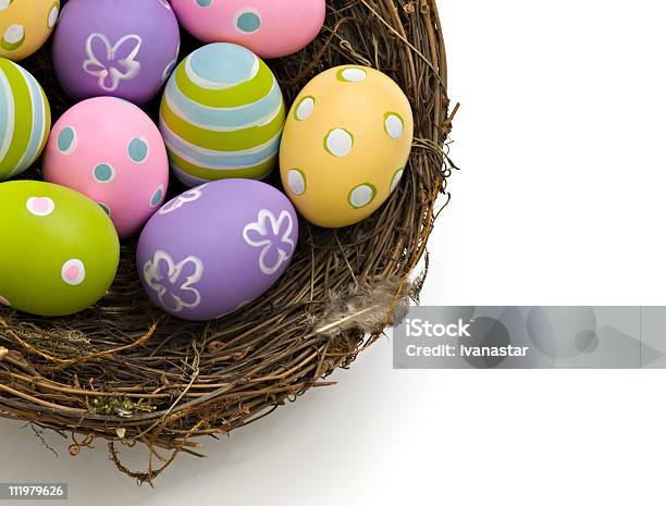 Huevos De Pascua En Un Nido De Ave Foto de stock y más banco de imágenes de Artesanía - Artesanía, Celebración - Ocasión especial, Cesta de pascua