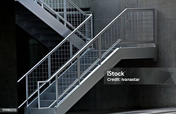 Industrial Escaleras Públicas Foto de stock y más banco de imágenes de Arquitectura - Arquitectura, Baranda, Barandilla - Característica de edificio