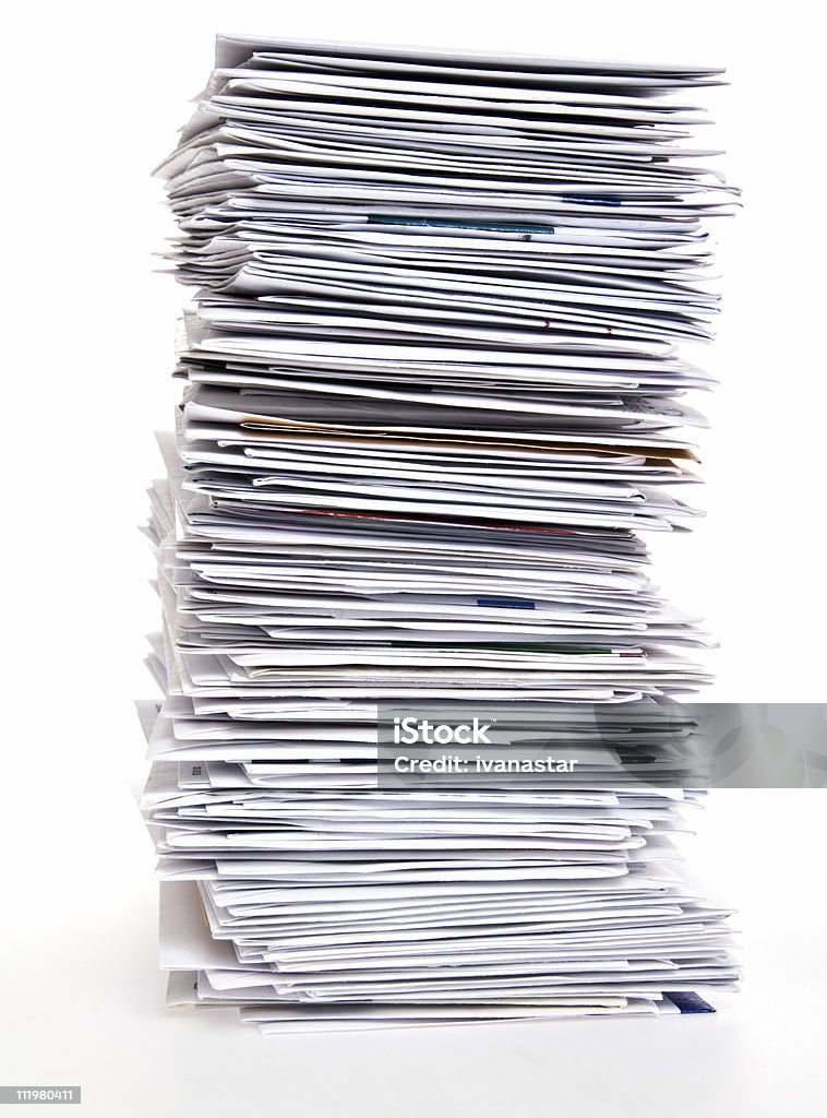 Duży stos Mail na białym tle - Zbiór zdjęć royalty-free (Sterta - Aranżacja)
